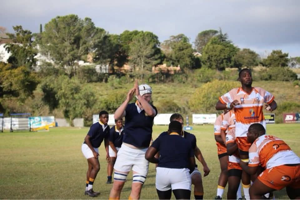 Olutsha forwards contesting a lineout against a navy-jerseyed side